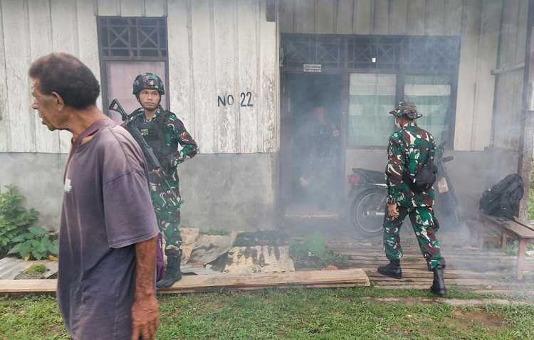 Anggota Satgas Yonif 143 TWEJ Bantu Warga Berantas Malaria Koran