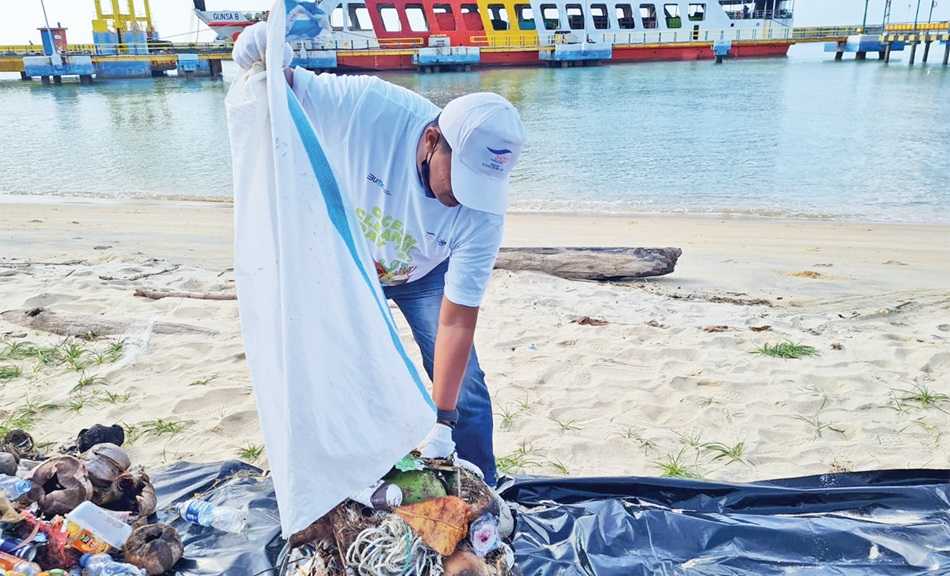 Asdp Kumpulkan Ratusan Kg Sampah Plastik Pada Koran Jakarta