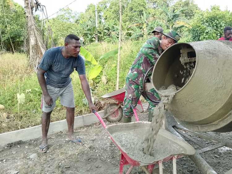 Babinsa Di Timika Kerja Bakti Pengecoran Jalan Bersama Warga Koran