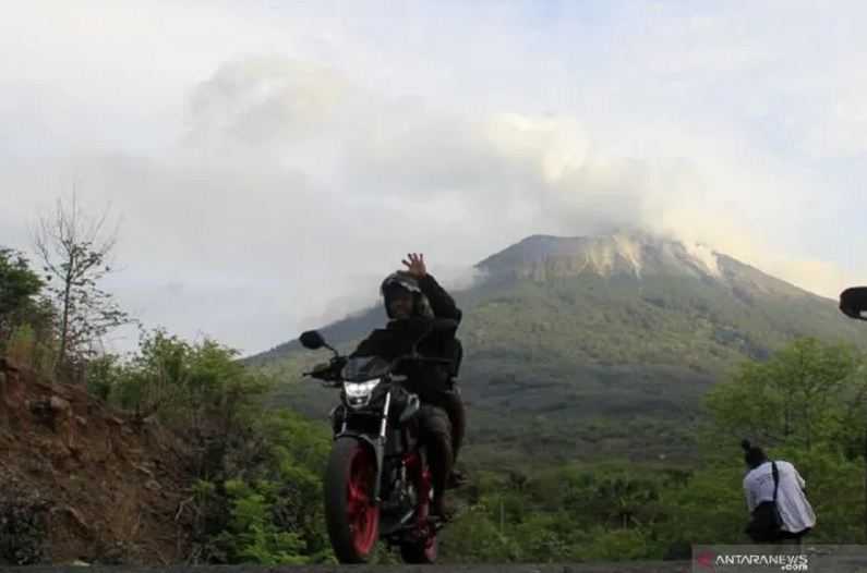 Erupsi Lagi Gunung Ile Lewotolok Mengeluarkan Lava Pijar Disertai