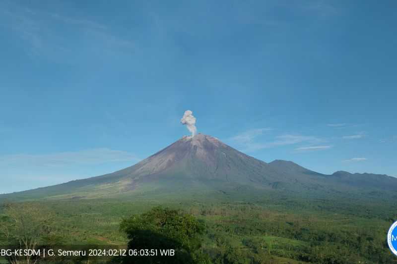 Gunung Semeru Erupsi Luncurkan Abu Setinggi Meter Ke Arah Tenggara