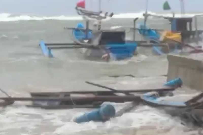 Menyedihkan Banjir Rob Rusak Perahu Nelayan Pantai Ujunggenteng