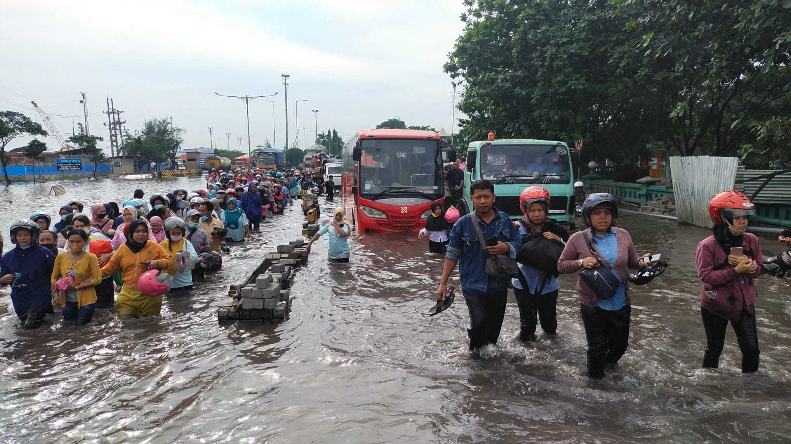 Panik Warga Semarang Dapat Informasi Tanggul Jebol Ratusan Pekerja