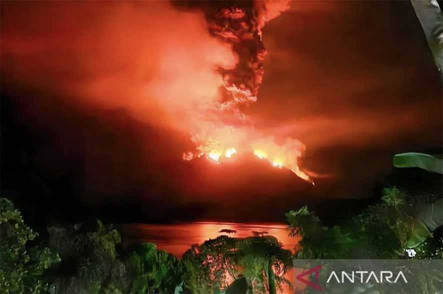 1.585  Warga Dievakuasi  akibat  Erupsi  Gunung  Ruang
