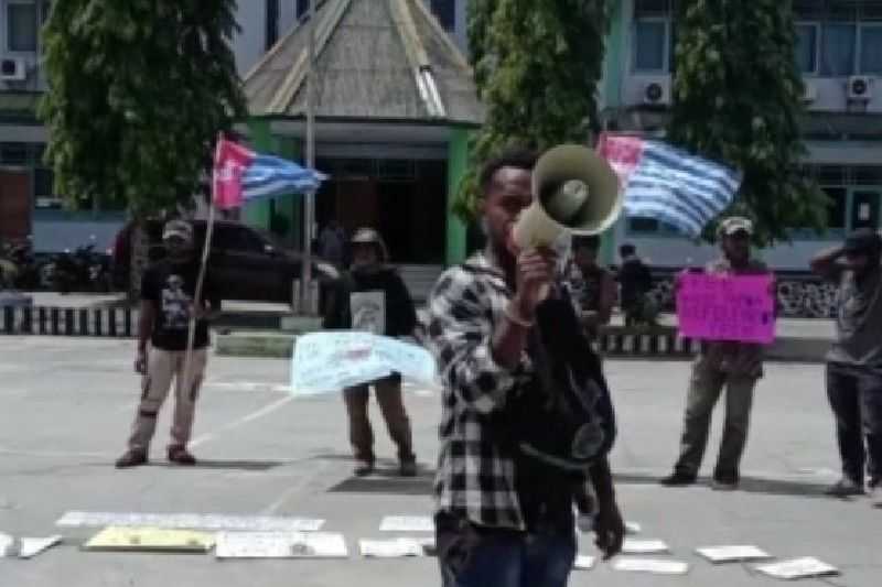 13 Mahasiswa Diamankan karena saat Demo Kibarkan Bendera Bintang Kejora