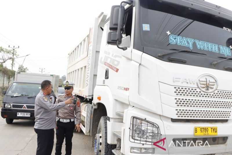 13 Truk Langgar Jam Operasional Ditilang