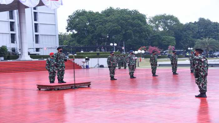 18 Perwira Tinggi TNI AL Ini Sedang Tersenyum Bangga, Baru Saja Menerima yang Paling Ditunggu dalam Karir Militernya