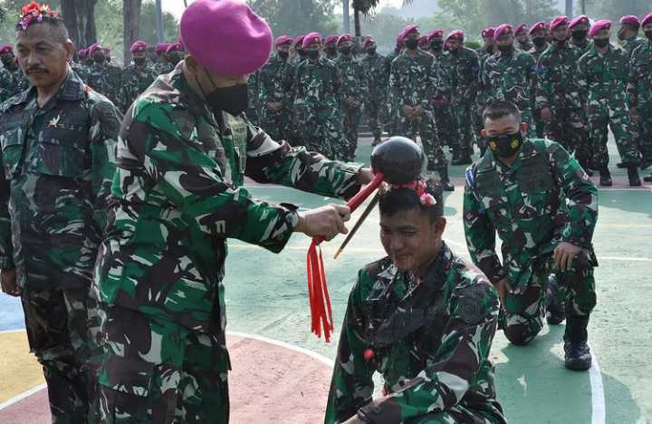 22 Prajurit Yonzeni 2 Marinir Ini Jalani Ritual Mandi Bunga, Ada Apa Gerangan?