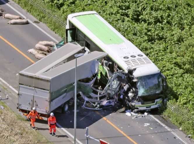 5 Orang Tewas dalam Kecelakaan Bus dan Truk di Hokkaido Jepang