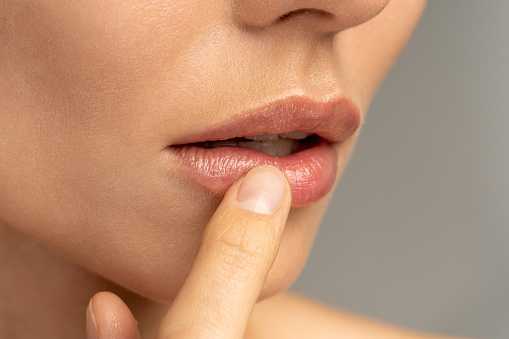 6 Cara Merawat Bibir Agar Tetap Sehat Meski Menggunakan Lipstik Setiap Hari