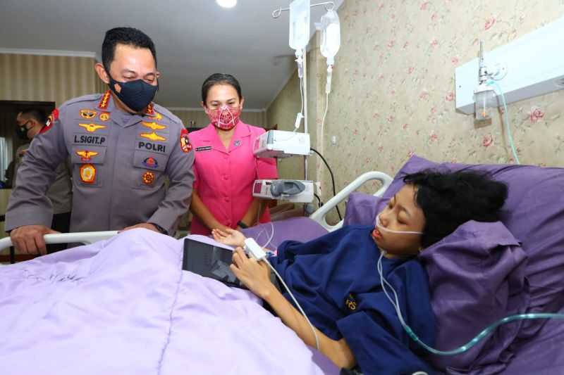 Akhirnya Janji Ini Dipenuhi, Kapolri Kunjungi Anak Penderita Tumor Kaki di RS Polri