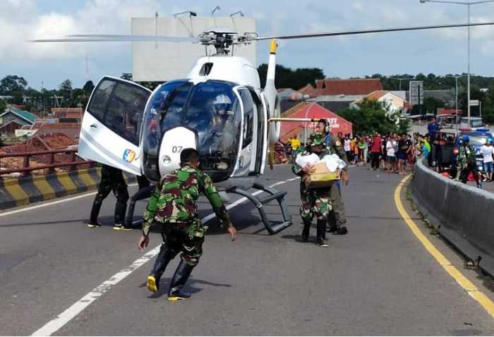Aksi Heroik Helikopter TNI Bantu Korban Banjir di Subang