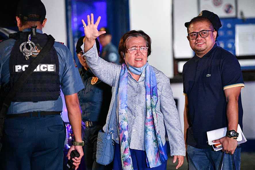 Aktivis HAM Filipina Musuh Duterte DIbebaskan