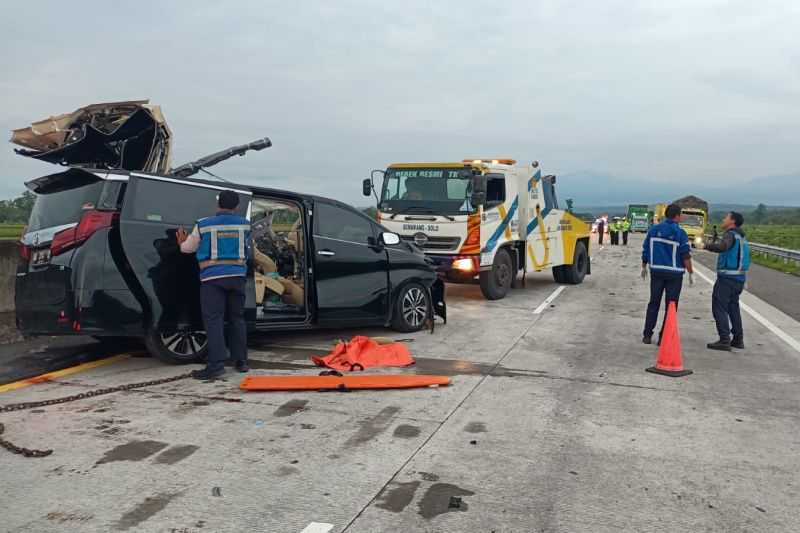 Alphard Tabrak Truk Trailer di Tol Semarang-Solo, Tiga Orang Meninggal Dunia