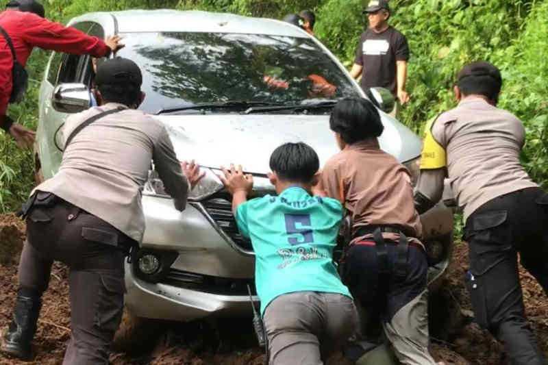 Aneh, Avanza Tersesat di Hutan