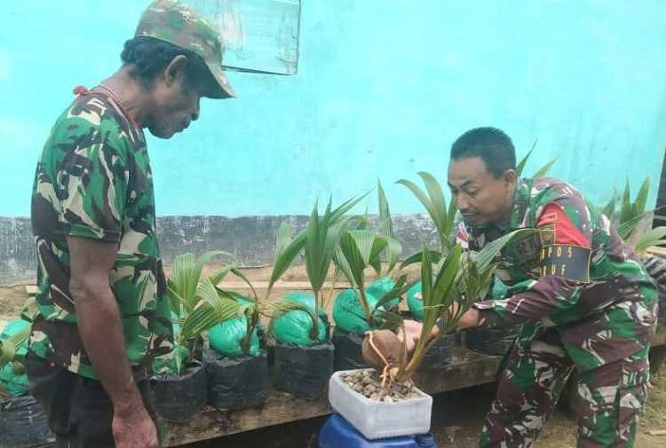 Anggota Satgas Yonif 143 TWEJ Ajarkan Warga Membuat Bonsai