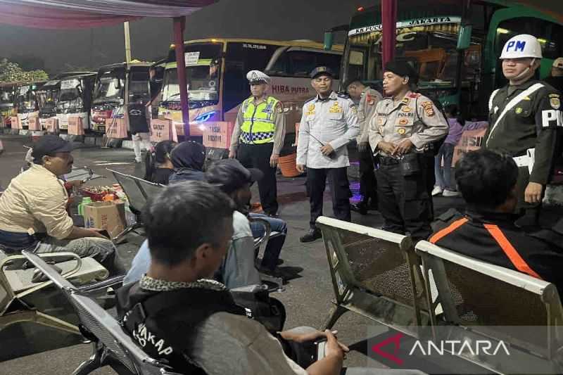 Anggota TNI-Polri Keliling Terminal Kp Rambutan, Imbau Pemudik Agar Waspada