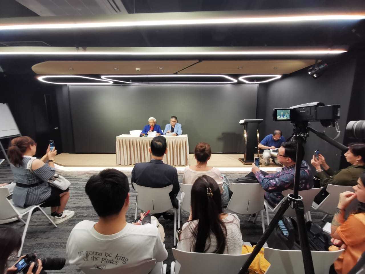 Aspataki Jelaskan Pembebasan Biaya Penempatan PMI Hongkong di Hadapan Puluhan Wartawan