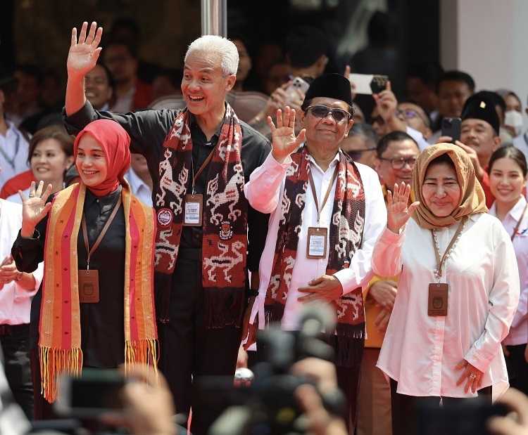 Atikoh Curi Perhatian saat Antar Ganjar ke KPU, Simpatisan: Ibu Negaraku, Pak Ganjar Pasti Menang