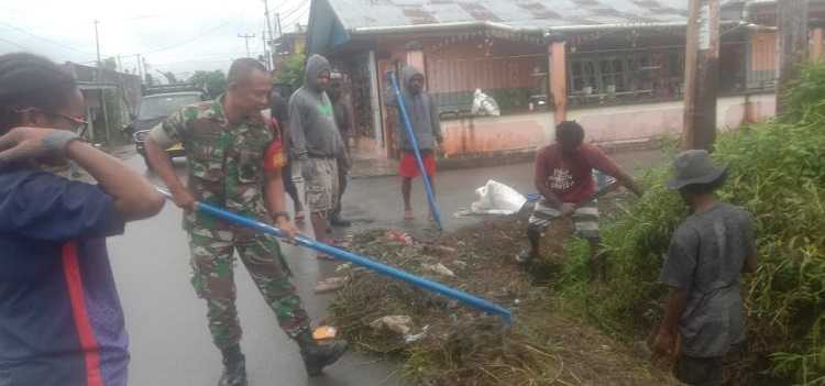 Babinsa di Timika Bersama Warga Bergotong Royong Bersihkan Jalan