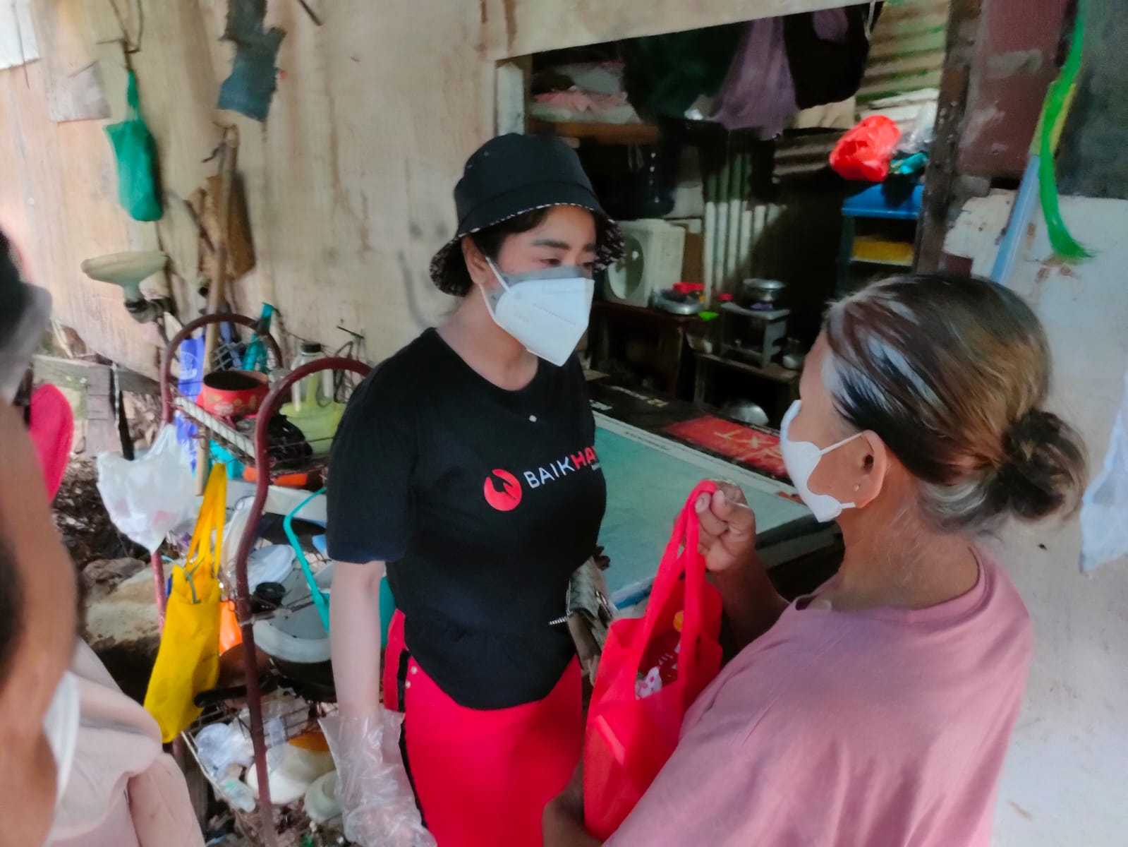 Baikhati.id Bersama Dewi Perssik Salurkan Bantuan ke Kampung Pemulung