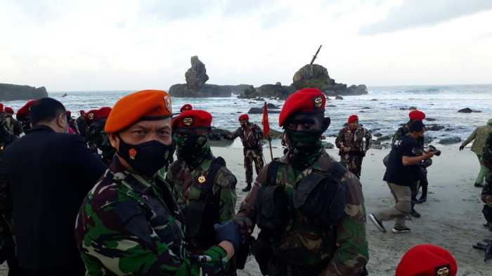 Bangganya Kolonel Pasukan Elit TNI AU Ini Sematkan Baret Merah Kopassus Pada Prajuritnya