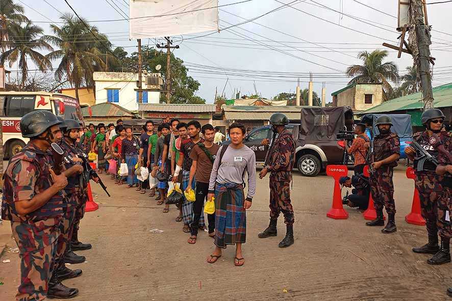 Bangladesh Pulangkan Tentara Junta yang Kabur
