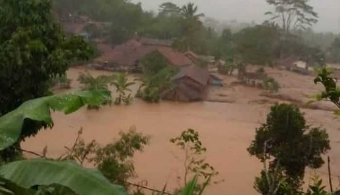 Banjir Bandang Terjang 8 Desa di Garut Hingga Ratusan Warga Mengungsi