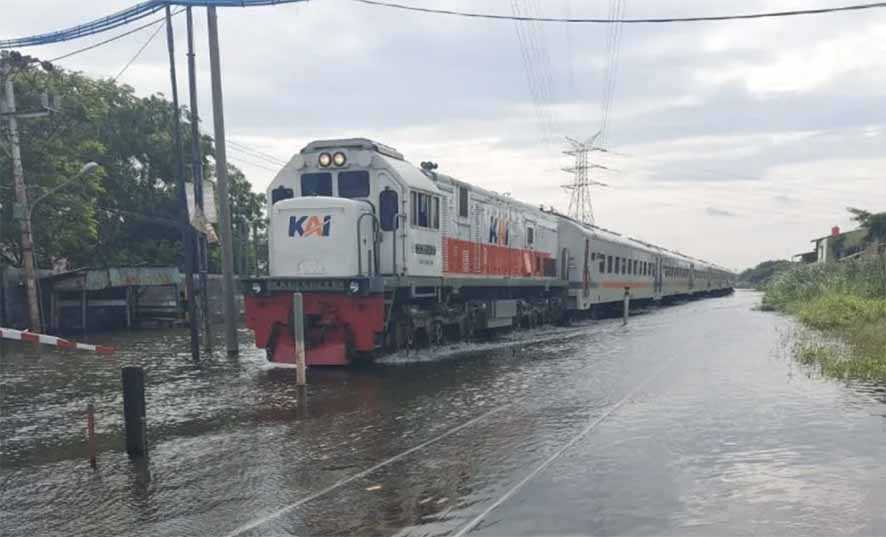 Banjir Hambat Perjalanan KA di Jateng