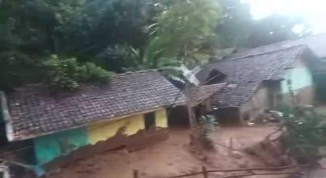 Banjir Lumpur Terjang Desa Sawah Dadap Sumedang, Dua Warga Hilang
