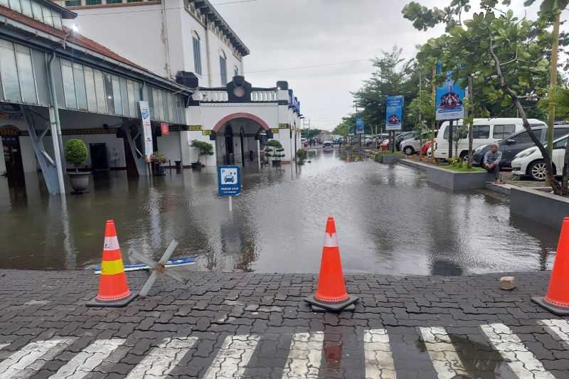 Banjir Semarang, Perjalanan Kereta Api Lintas Utara Jawa Dialihkan Lewat Purwokerto