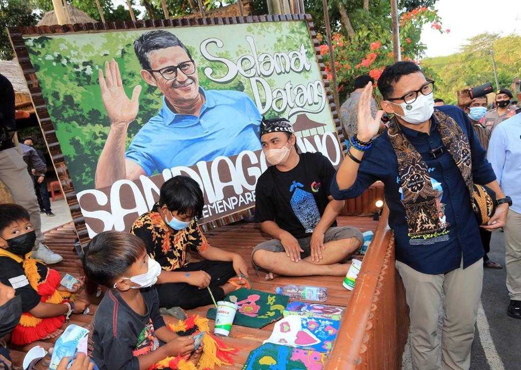 Bantu Tingkatkan Ekonomi Desa, Sandiaga Uno Pesan Lukisan Mural