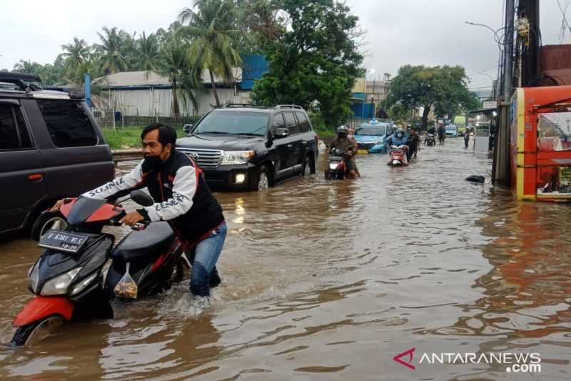 Banyak Motor Mogok, Genangan Meluas Hingga ke Jalan Raya di Kecamatan Benda, Kota Tangerang
