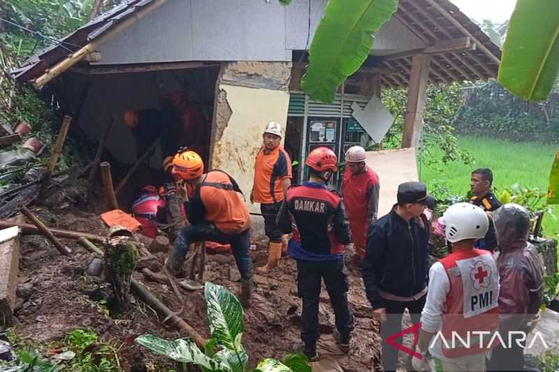 Bapak dan Anak Tertimbun Longsor di Sukabumi