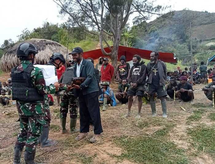 Bentuk Kepedulian ke Masyarakat, Satgas Yonif Mekanis 203/AK Hadir di Tengah Warga yang Berduka