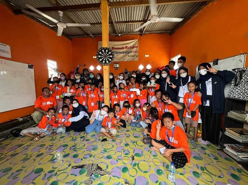 Berbagi Keseruan dengan Anak-anak Kampung Nelayan Cilincing