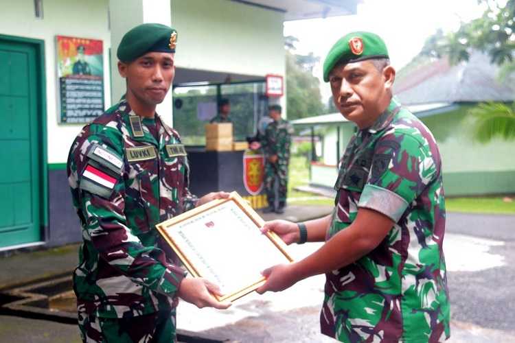 Berhasil Amankan Senapan Serbu, Satgas Yonarmed 1 Kostrad Raih Penghargaan dari Pangdam Pattimura