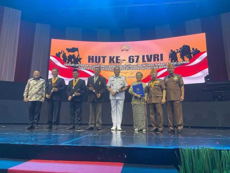 Berhasil Buat Ratusan Gigi Tiruan, Ladokgi TNI AL Terima Penghargaan dari Legiun Veteran Republik Indonesia