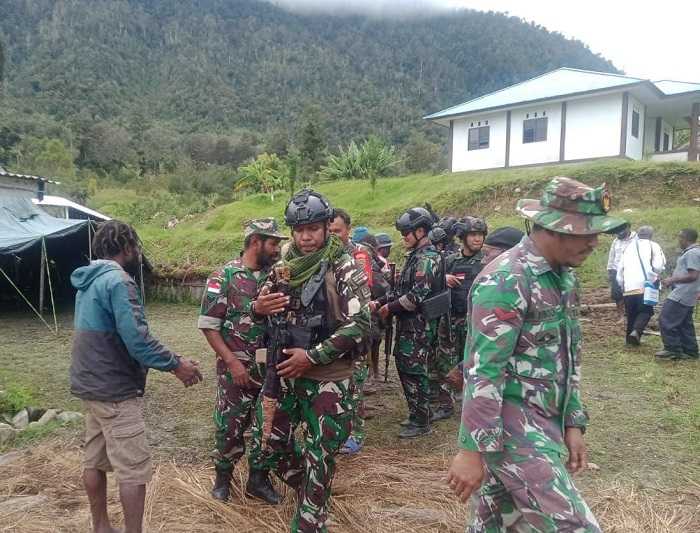 Bersama Babinsa Koramil Makki, Satgas Yonif Mekanis 203/AK Menghadiri Acara Kedukaan