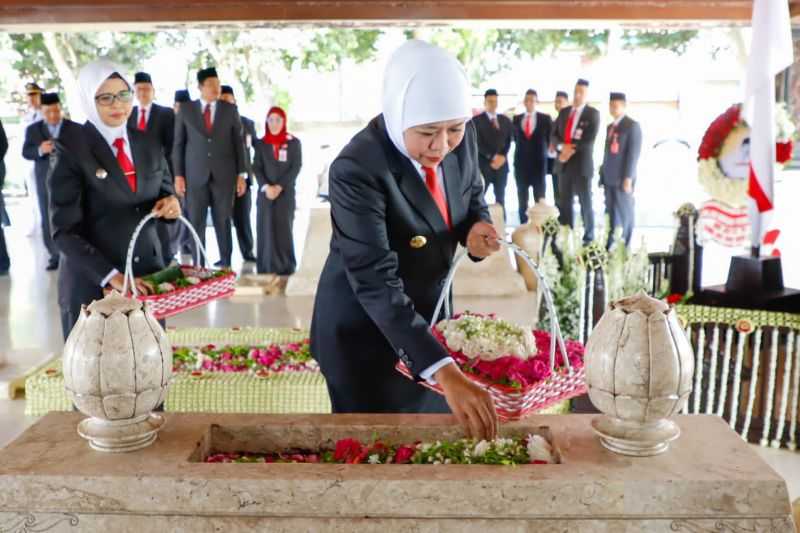 Berziarah ke Makam Bung Karno, Khofifah Ingatkan soal 'Jasmerah'