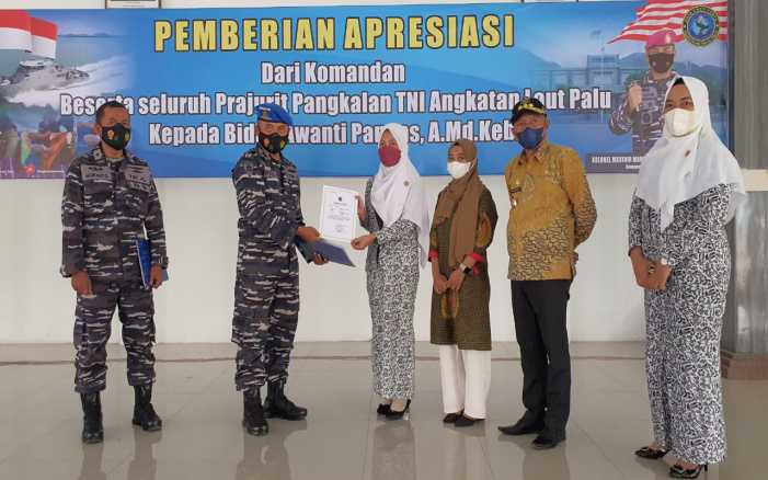 Bikin Bangga, Bidan yang Bantu Persalinan Seorang Ibu di Atas Perahu Saat Cuaca Ekstrem Dapat Penghargaan dari TNI AL