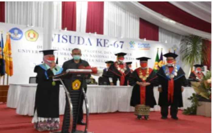 Bikin Menitikan Air Mata, Orang Tua Mewakili Putrinya yang Meninggal di Acara Wisuda