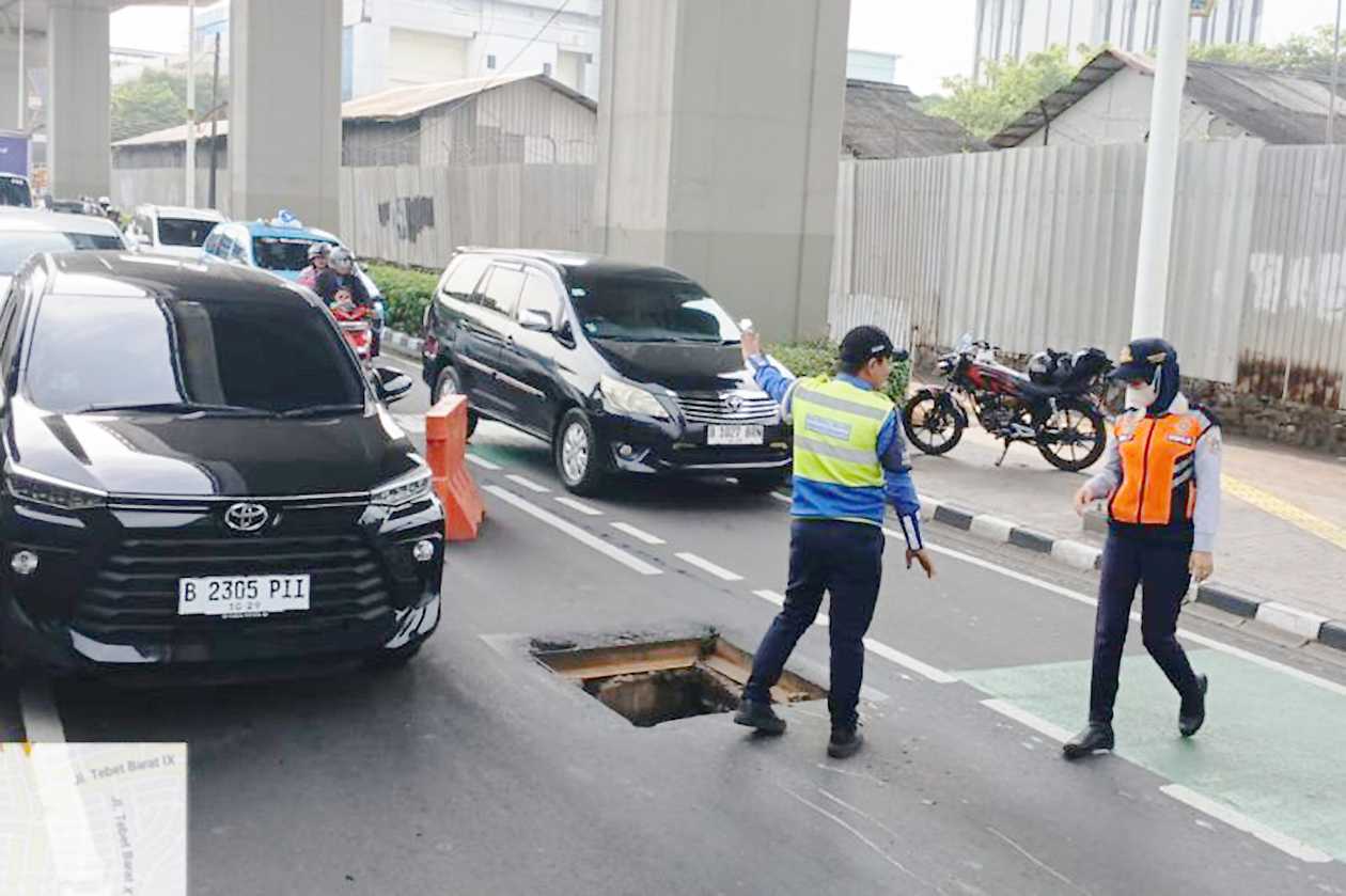 Bina Marga Jaksel Pasang Kembali Penutup Saluran yang Hilang di MT Haryono