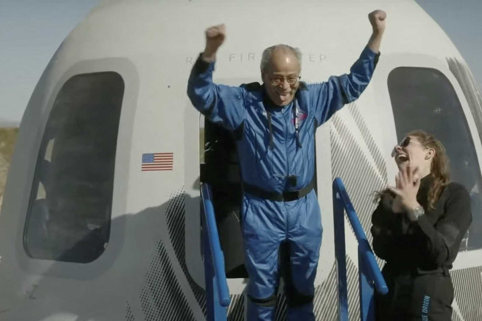Blue Origin Berhasil Membawa Astronaut Tertua ke Luar Angkasa