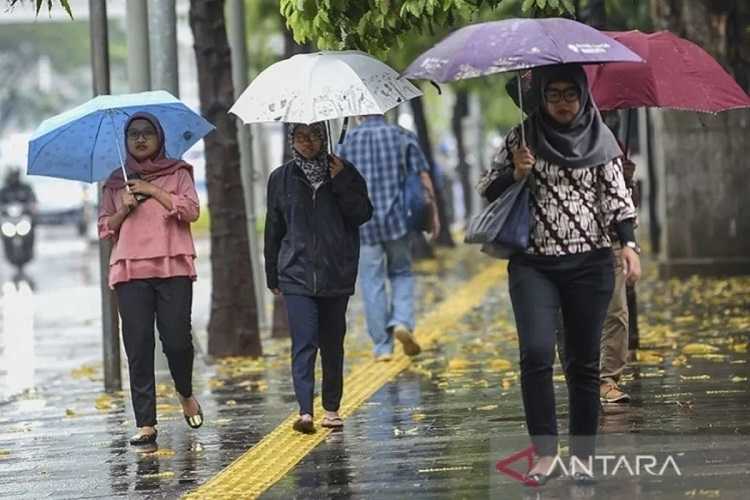 BMKG Ingatkan Sebagian Jakarta Diperkirakan Hujan pada Senin Siang hingga Malam