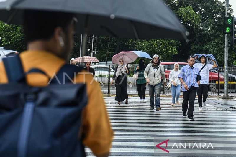BMKG: Sebagian Besar Wilayah Jakarta Diguyur Hujan hingga Sabtu Malam