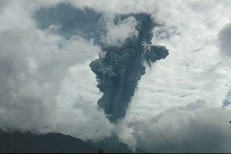 BPBD: 14 kecamatan di Agam terdampak hujan abu-batu usai Marapi erupsi