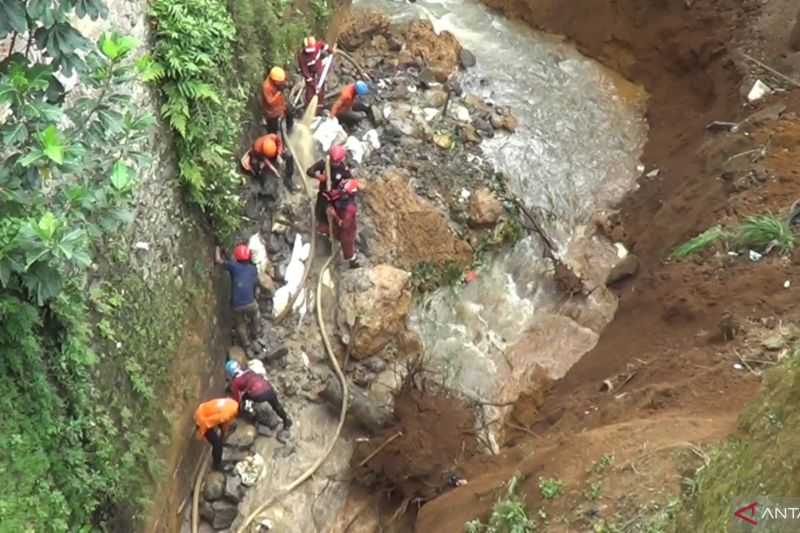 BPBD Kota Bogor evakuasi warga tertimbun longsor di Muarasari