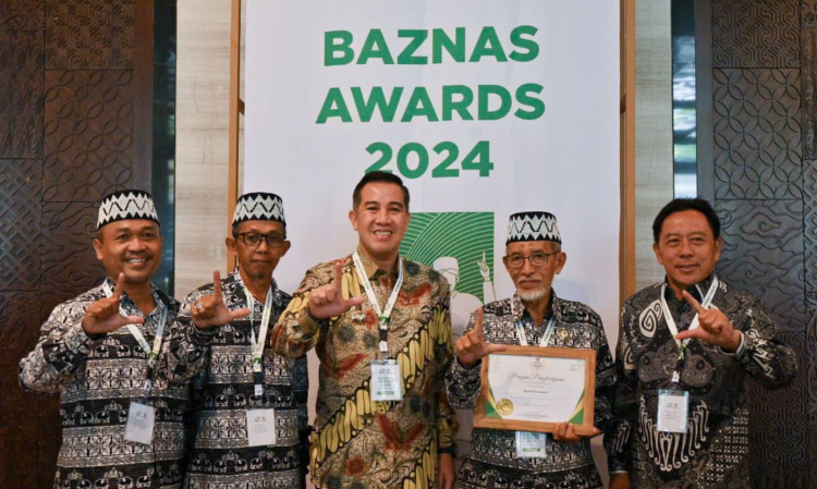 Bupati Pesawaran Dianugerahi Penghargaan Baznas Awards 2024
