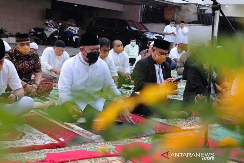 Cegah Penyebaran Covid-19 dan Ikuti Imbauan Pemerintah, Ketua DPD Laksanakan shalat Idul Fitri di Rumah